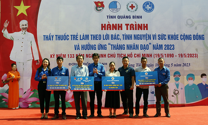 Tặng túi quà an sinh cho các hộ dân có hoàn cảnh khó khăn.