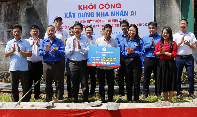 Trao biểu trưng các công trình, phần quà.
