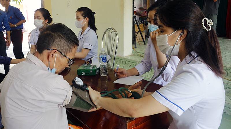 Khám bệnh, cấp phát thuốc miễn phí cho người dân.