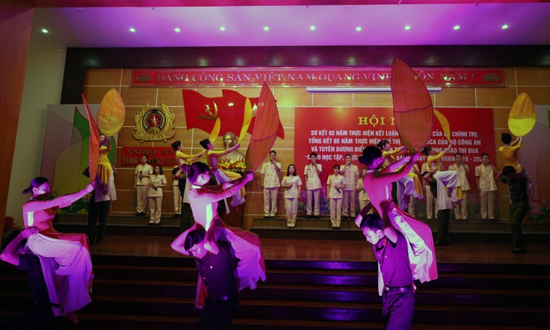 Một tiết mục văn nghệ chào mừng tại hội nghị.