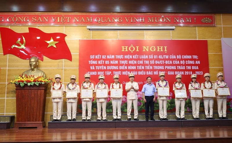 Đồng chí Trần Hải Châu, Phó Bí thư Thường trực Tỉnh ủy, Chủ tịch HĐND tỉnh biểu dương, khen thưởng các điển hình tiên tiến trong phong trào thi đua  