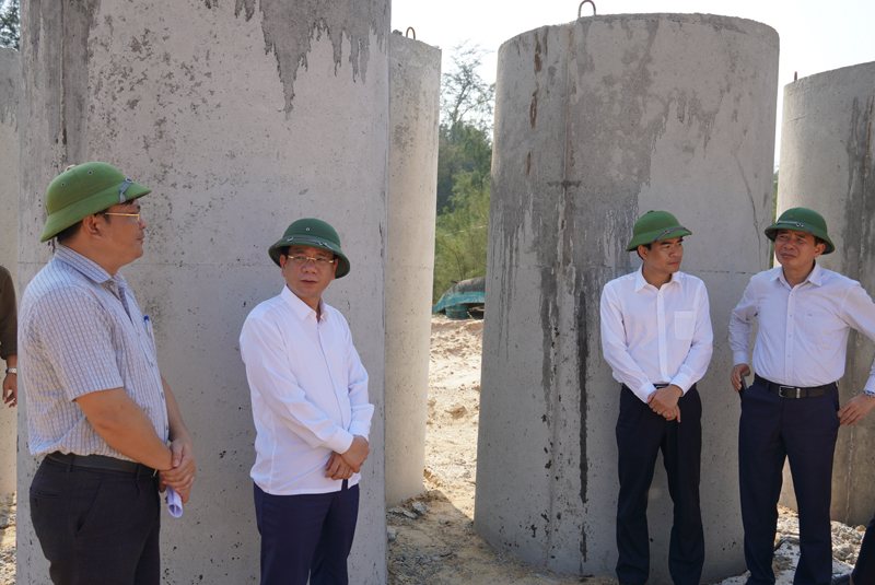 Đồng chí Phó Chủ tịch UBND tỉnh Phan Mạnh Hùng kiểm tra tiến độ Dự án Kè biển Hải Thành - Quang Phú, TP. Đồng Hới.