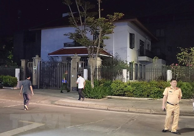 Công an tỉnh Lào Cai tiến hành khám xét nơi ở đối với ông Nguyễn Văn Vịnh, nguyên Bí thư Tỉnh ủy, nguyên Chủ tịch, nguyên Phó Chủ tịch Ủy ban nhân dân tỉnh Lào Cai. (Ảnh: Quốc Khánh/TTXVN)