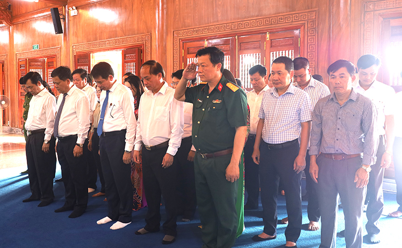 Các đồng chí lãnh đạo Đảng, chính quyền TP. Đồng Hới đã dành phút tưởng niệm thành kính tưởng nhớ Bác Hồ và các Anh hùng liệt sĩ.