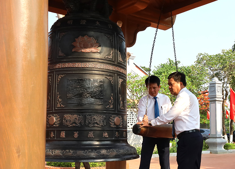 Thay mặt các đồng chí lãnh đạo Đảng, chính quyền thành phố, đồng chí Trần Phong dâng hoa Đền thờ Bác Hồ và các Anh hùng liệt sĩ tỉnh Quảng Bình.