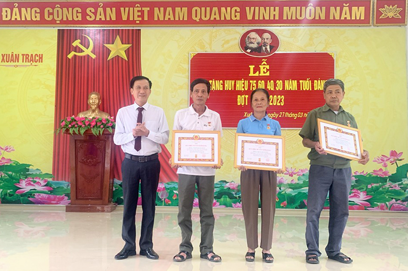 Việc tổ chức lễ trao tặng Huy hiệu Đảng cho đảng viên được các đảng bộ cơ sở trên địa bàn huyện Bố Trạch thực hiện nghiêm túc, trang trọng.