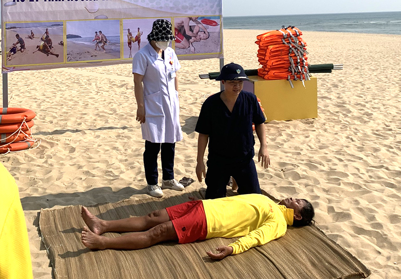 Hướng dẫn thực hiện phương pháp sơ cứu ban đầu khi nạn nhân bị đuối.