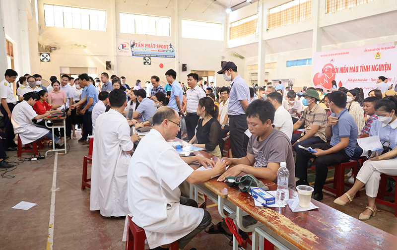 Cán bộ, đoàn viên, người lao động thực hiện các thủ tục trước khi hiến máu tình nguyện.