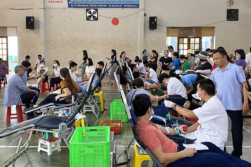 Cán bộ, đoàn viên, người lao động hiến máu tình nguyện.