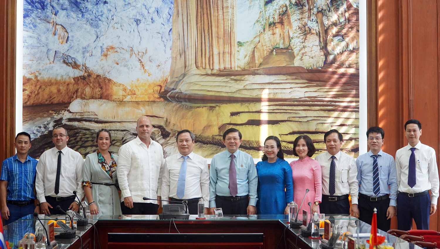 Đại biểu chụp ảnh lưu niệm tại buổi tiếp