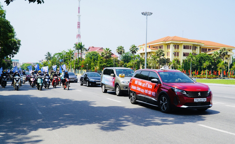 Đoàn thanh niên diễu hành, tuyên truyền phòng chống và loại trừ sốt rét trên các trục đường chính của TP. Đồng Hới.