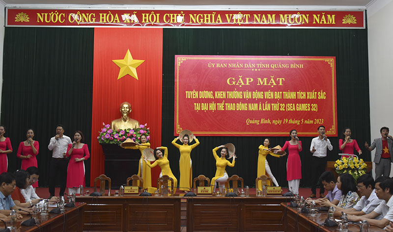 Một tiết mục văn nghệ tại buổi tôn vinh, khen thưởng VĐV