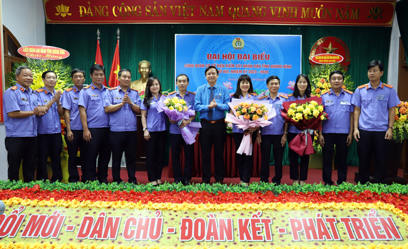 Các đồng chí Nguyễn Tiến Hùng, Viện trưởng Viện KSND tỉnh và Phạm Tiến Nam, Chủ tịch LĐLĐ tỉnh tặng hoa chúc mừng Ban Chấp hành CĐCS Viện KSND tỉnh nhiệm kỳ 2023-2028