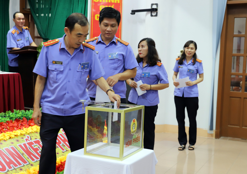 Các đại biểu bỏ phiếu bầu Ban chấp hành CĐCS Viện KSND tỉnh nhiệm kỳ 2023-2028