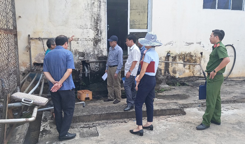 Đoàn kiểm tra liên ngành kiểm tra các giếng khoan lấy nước sản xuất của Công ty CP nước khoáng Bang.