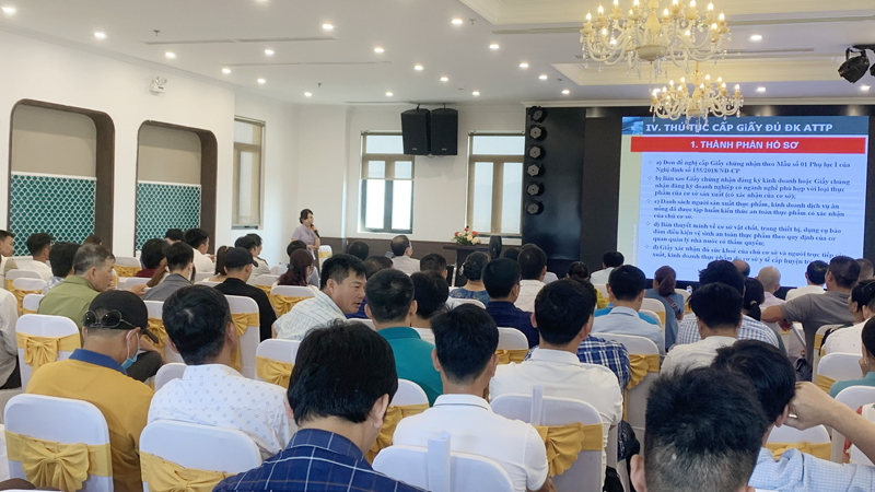 Chi cục An toàn vệ sinh thực phẩm Quảng Bình tổ chức tập huấn nâng cao kiến thức an toàn vệ sinh thực phẩm cho chủ các cơ sở sản xuất, kinh doanh nước uống đóng chai, nước đá dùng liền trên địa bàn toàn tỉnh. 