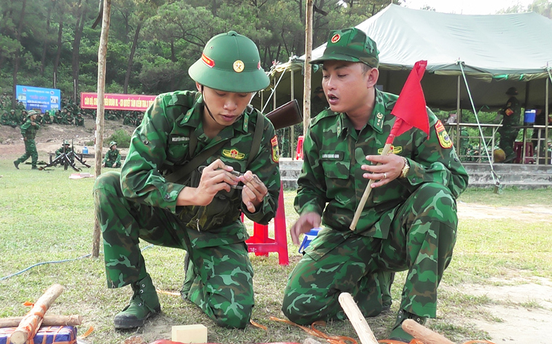 Phần thi thực hành kỹ thuật gói buộc, liên kết lượng nổ công phá mục tiêu.