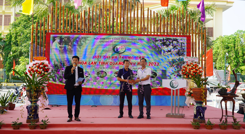 Ban tổ chức trao tặng 133 giò hoa Lan cho Ban quản lý Quảng trường Hồ Chí Minh.