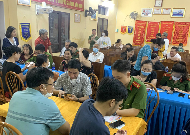 Công an phường Đồng Hải hướng dẫn người dân cài đặt, thực hiện Dịch vụ công trực tuyến.