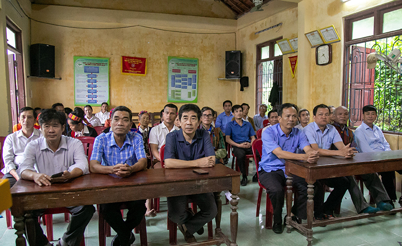 Đại biểu và các học viên tại buổi khai mạc tập huấn công tác bảo tồn, phát huy các loại hình văn hóa phi vật thể của đồng bào dân tộc Bru-Vân Kiểu 