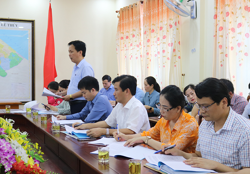 Đại diện lãnh đạo Phòng GD-ĐT huyện Lệ Thủy báo cáo tình hình phát triển GD trên địa bàn.