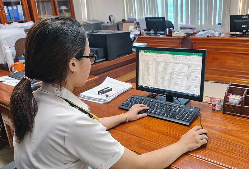Kiểm tra, xác minh, đối chiếu thông tin giao dịch với dữ liệu hóa đơn trên hệ thống cơ quan thuế.