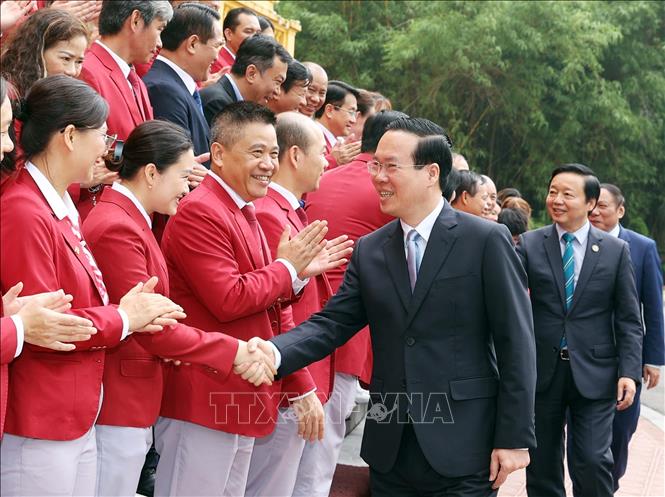 Chủ tịch nước Võ Văn Thưởng với các VĐV, HLV tiêu biểu của Đoàn Thể thao Việt Nam tại SEA Games 32. Ảnh: Thống Nhất/TTXVN