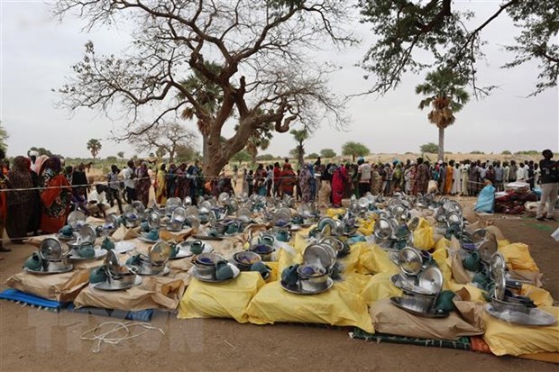 Phân phát hàng viện trợ cho người tị nạn Sudan tại Koufroun, Cộng hòa Chad. (Ảnh: AFP/TTXVN)