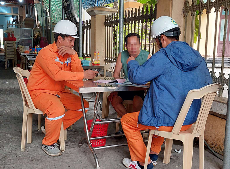 Điện lực Quảng Trạch đang lập biên bản khách hàng vi phạm sử dụng điện