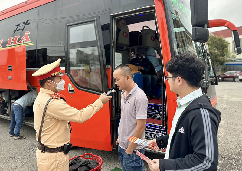 Trung tâm Dịch vụ và Quản lý bến xe khách Quảng Bình phối hợp với lực lượng chức năng kiểm tra đột xuất về nồng độ cồn và các chất kích thích đối với lái xe, phụ xe tại các bến xe khách trực thuộc.