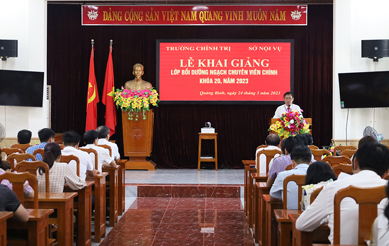  Toàn cảnh lễ khai giảng lớp bồi dưỡng.