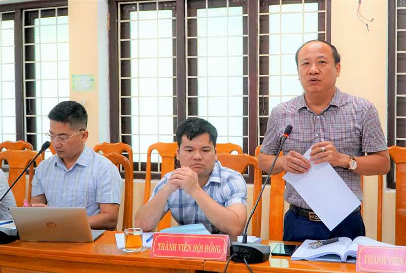 Thành viên Hội đồng khoa học phát biểu ý kiến.