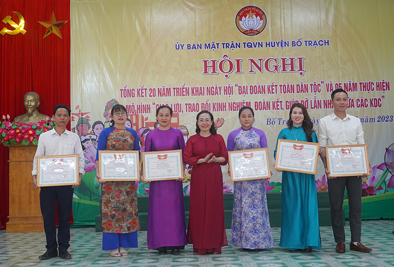 Đồng chí Chủ tịch Ủy ban MTTQVN tỉnh Phạm Thị Hân tặng bằng khen cho các tập thể, cá nhân có thành tích xuất sắc trong thực hiện Ngày hội  