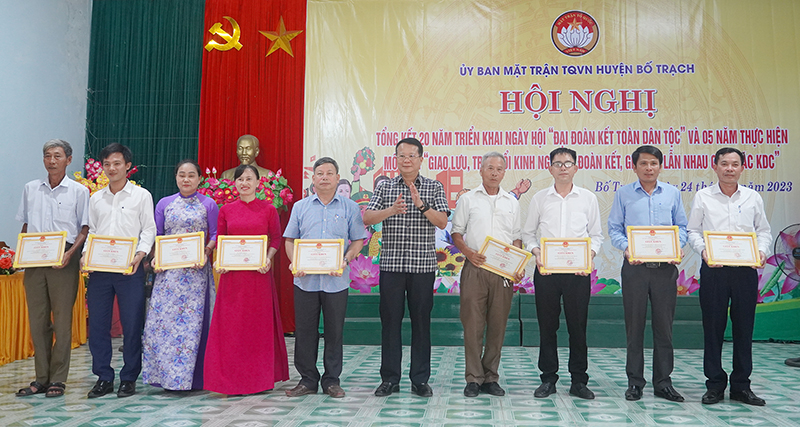Đại diện lãnh đạo UBND huyện Bố Trạch tặng giấy khen cho các tập thể, cá nhân có thành tích xuất sắc trong thực hiện Ngày hội  