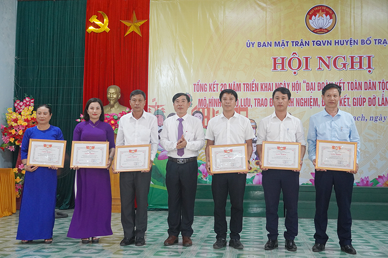 Đại diện lãnh đạo Ủy ban MTTQVN huyện Bố Trạch tặng giấy khen cho các tập thể, cá nhân có thành tích xuất sắc trong thực hiện Ngày hội  