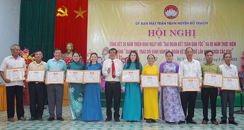 Đại diện lãnh đạo Ủy ban MTTQVN huyện Bố Trạch tặng giấy khen cho các cá nhân có thành tích xuất sắc trong thực hiện mô hình “Giao lưu, trao đổi kinh nghiệm, đoàn kết giúp đỡ lẫn nhau giữa các khu dân cư 