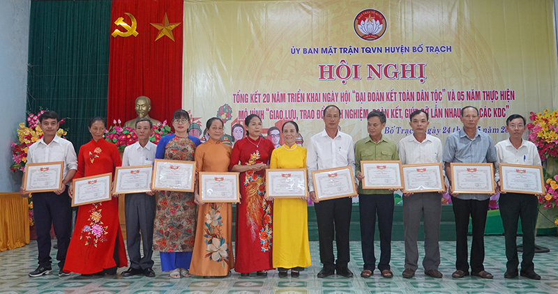 Đại diện lãnh đạo UBND huyện Bố Trạch tặng giấy khen cho các tập thể có thành tích xuất sắc trong thực hiện mô hình “Giao lưu, trao đổi kinh nghiệm, đoàn kết giúp đỡ lẫn nhau giữa các khu dân cư 