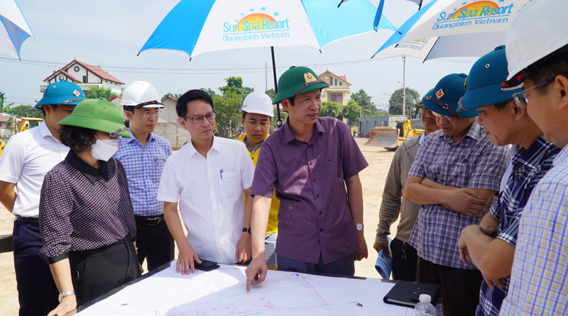 Đồng chí Phó Chủ tịch UBND tỉnh Hồ An Phong đề nghị chủ đầu tư, các nhà thầu nâng cao tinh thần trách nhiệm, tập trung cao độ để bảo đảm đúng tiến độ thi công Dự án Trung tâm Thể dục thể thao tỉnh.