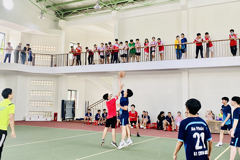 Bóng rổ là môn học chính khóa với thời lượng 1 tiết/tuần. 