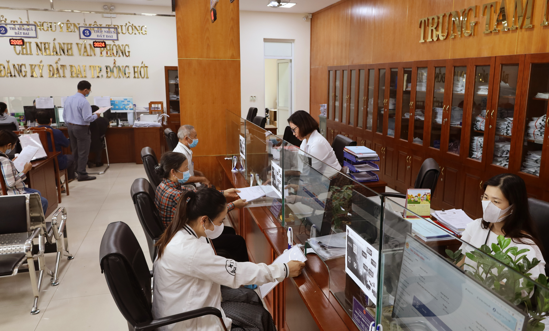 Trung tâm một cửa liên thông TP. Đồng Hới nỗ lực giải quyết nhanh chóng các thủ tục hành chính, tạo điều kiện thuận lợi cho người dân đến giao dịch.