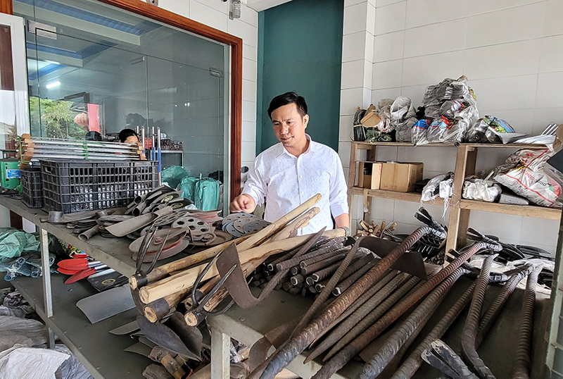 Các sản phẩm truyền thống của làng rèn đúc Nhân Hòa tại cửa hàng Vân Dương.