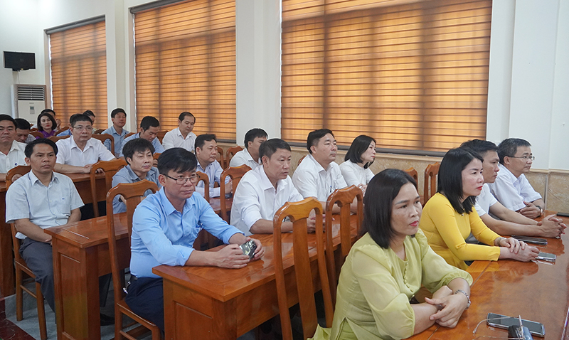 Các học viên tham gia sơ kết lớp học.