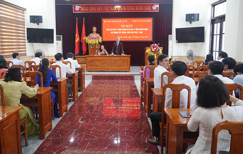 Toàn cảnh buổi sơ kết lớp học.