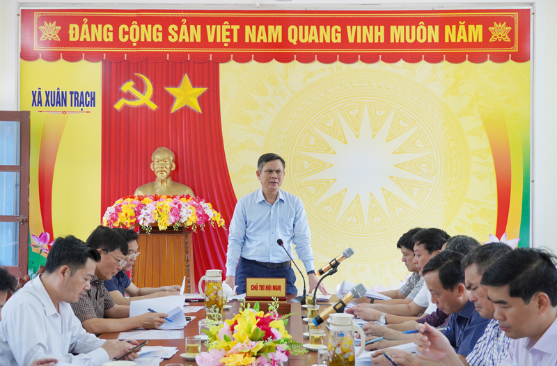 Đồng chí Chủ tịch UBND tỉnh Trần Thắng phát biểu chỉ đạo tại cuộc làm việc với lãnh đạo huyện Bố Trạch và xã Xuân Trạch.