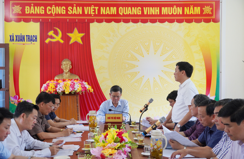 Đồng chí Chủ tịch UBND huyện Bố Trạch phát biểu tại cuộc làm việc.
