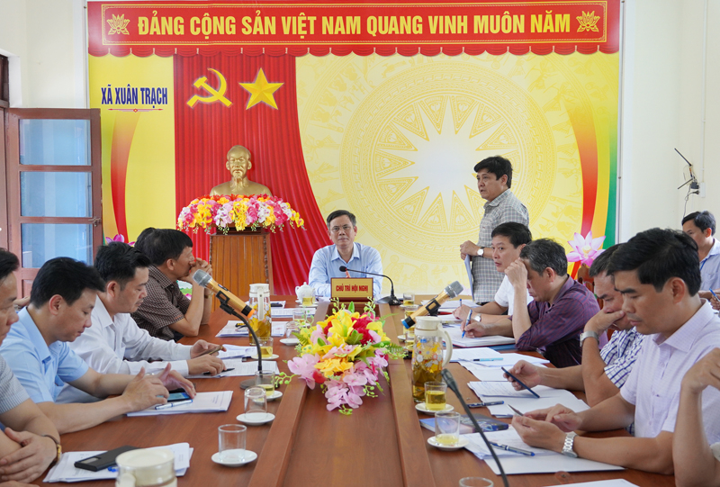 Đồng chí Bí thư Huyện ủy Bố Trạch phát biểu tại cuộc làm việc.