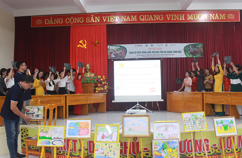 Bà con nhân dâ xã Thượng Hóa chơi trò chơi hiểu biết về công tác quản lý, bảo vệ rừng, bảo tồn đa dạng sinh học
