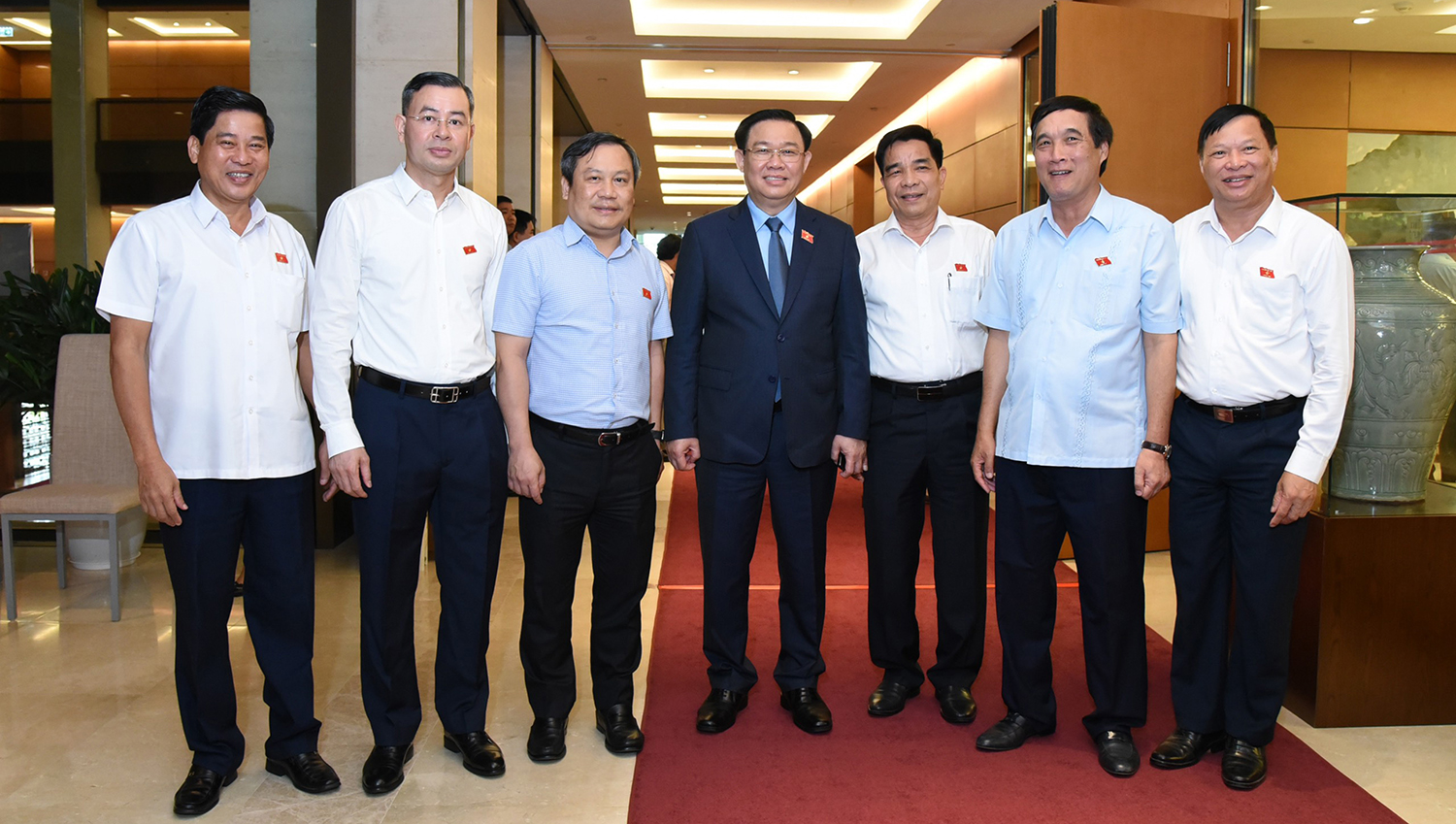 Chủ tịch Quốc hội Vương Đình Huệ chụp ảnh lưu niệm cùng các đại biểu bên lề kỳ họp