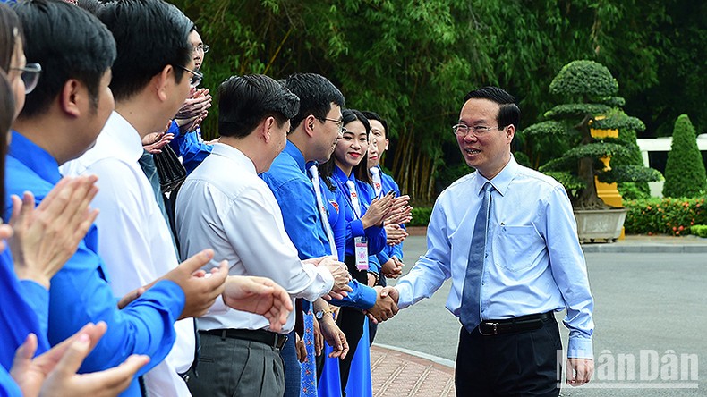 Chủ tịch nước Võ Văn Thưởng thân mật đón đoàn đại biểu tại Phủ Chủ tịch.