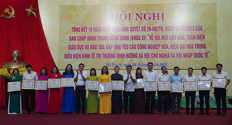 Đồng chí Trần Văn Thăng, Phó Bí thư Thường trực Huyện ủy và đồng chí Nguyễn Ngọc Tuấn, Chủ tịch UBND huyện Bố Trạch tặng giấy khen cho các cá nhân có thành tích xuất sắc trong thực hiện Nghị quyết 29-NQ/TW.